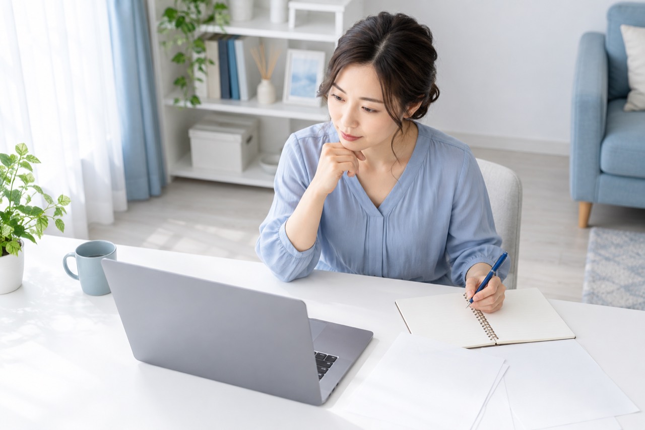 教室の費用を自宅で比較する女性