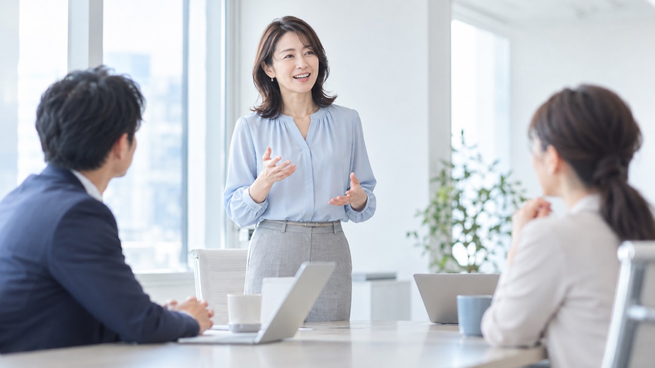 声がこもらないように意識して、会議室で話す女性
